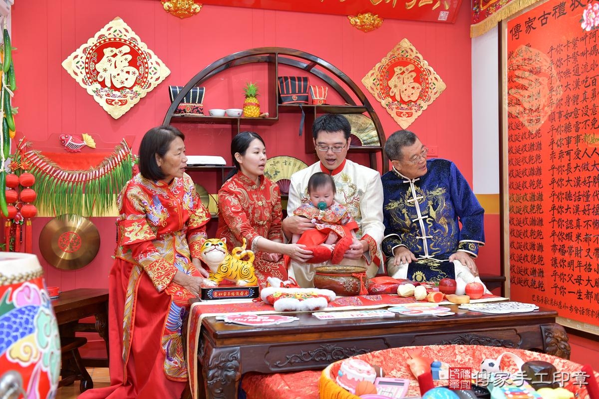 傳家手工印章桃園店、抓周、度晬、中國風會場、抓周道具物品、抓周證書、滿周歲、小桃子寶寶、桃園市、拍照、生日快樂