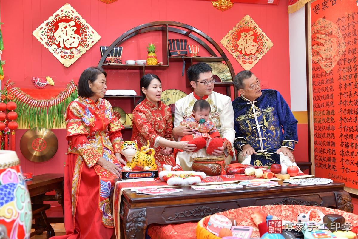 傳家手工印章桃園店、抓周、度晬、中國風會場、抓周道具物品、抓周證書、滿周歲、小桃子寶寶、桃園市、拍照、生日快樂