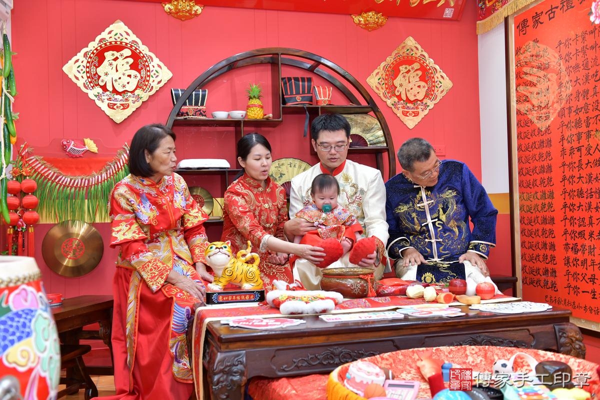 傳家手工印章桃園店、抓周、度晬、中國風會場、抓周道具物品、抓周證書、滿周歲、小桃子寶寶、桃園市、拍照、生日快樂