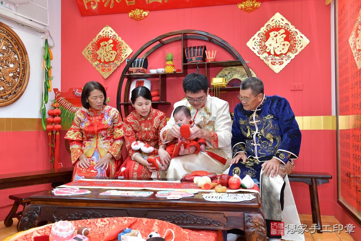 傳家手工印章桃園店、抓周、度晬、中國風會場、抓周道具物品、抓周證書、滿周歲、小桃子寶寶、桃園市、拍照、生日快樂