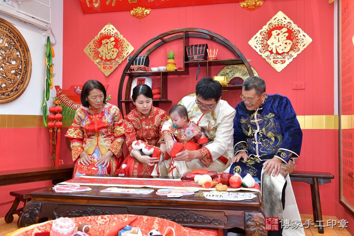 傳家手工印章桃園店、抓周、度晬、中國風會場、抓周道具物品、抓周證書、滿周歲、小桃子寶寶、桃園市、拍照、生日快樂