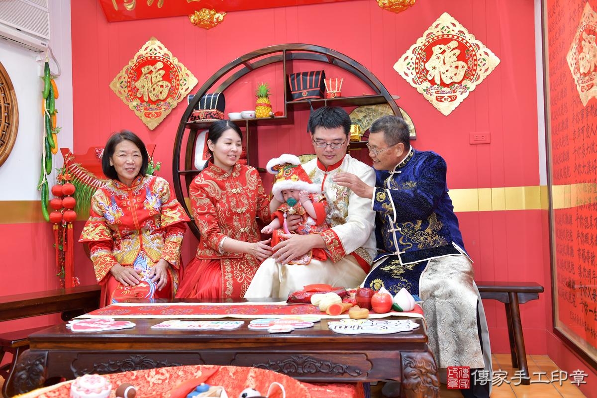 傳家手工印章桃園店、抓周、度晬、中國風會場、抓周道具物品、抓周證書、滿周歲、小桃子寶寶、桃園市、拍照、生日快樂