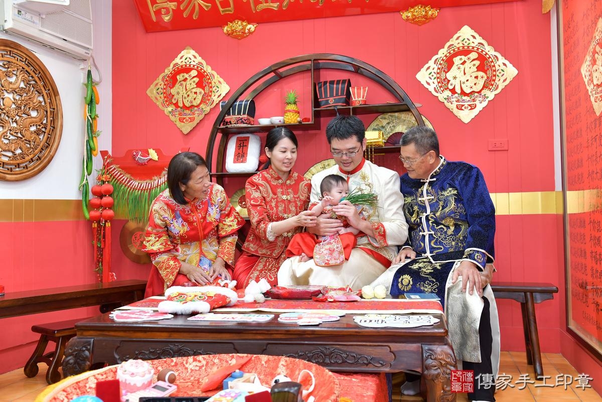 傳家手工印章桃園店、抓周、度晬、中國風會場、抓周道具物品、抓周證書、滿周歲、小桃子寶寶、桃園市、拍照、生日快樂