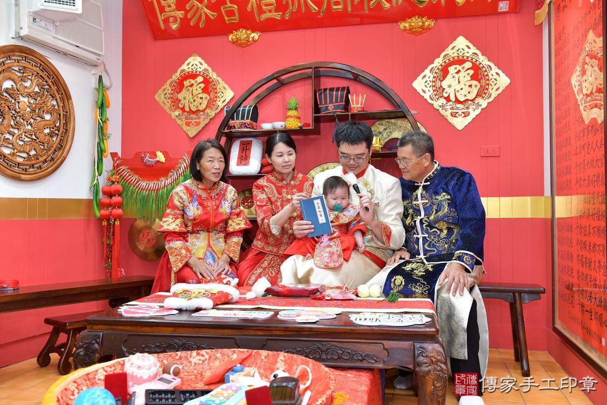 傳家手工印章桃園店、抓周、度晬、中國風會場、抓周道具物品、抓周證書、滿周歲、小桃子寶寶、桃園市、拍照、生日快樂
