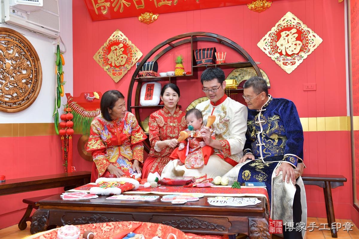 傳家手工印章桃園店、抓周、度晬、中國風會場、抓周道具物品、抓周證書、滿周歲、小桃子寶寶、桃園市、拍照、生日快樂