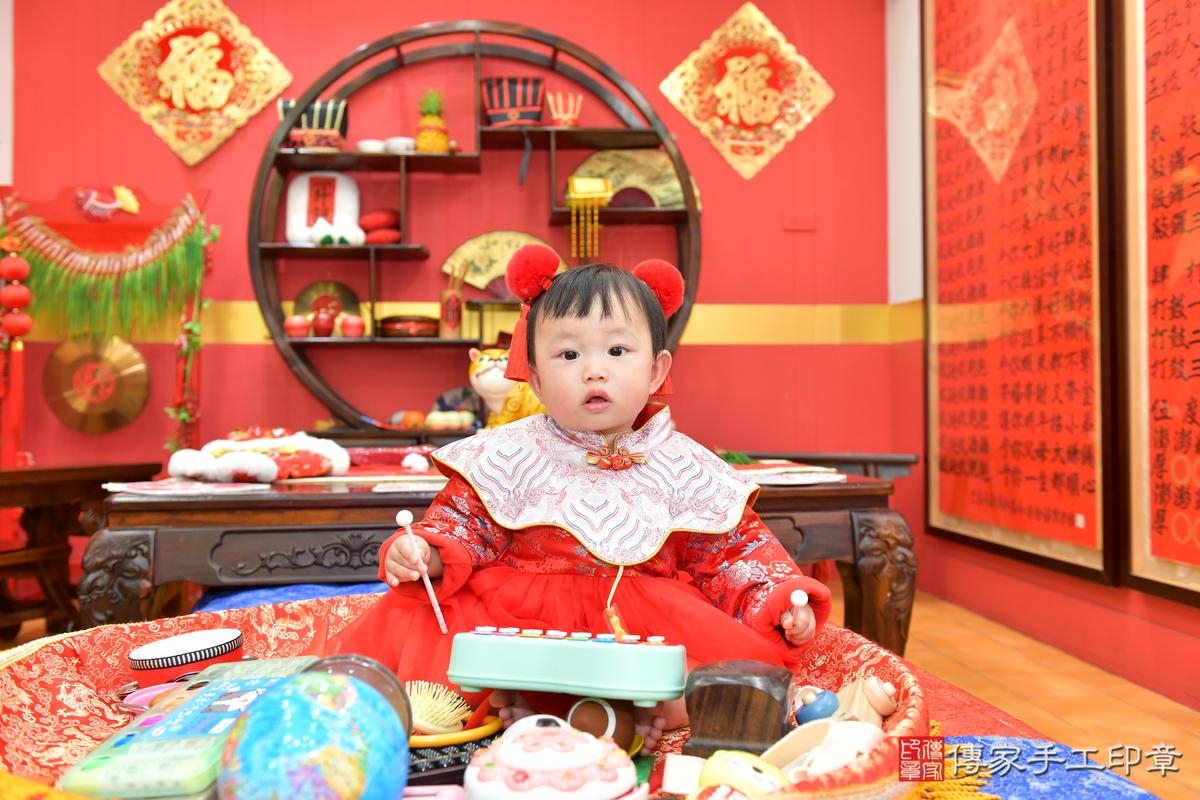 傳家手工印章桃園店、抓周、度晬、中國風會場、抓周道具物品、抓周證書、滿周歲、小霏寶寶、桃園市、拍照、生日快樂 傳家手工印章桃園店、抓周、度晬、中國風會場、抓周道具物品、抓周證書、滿周歲、小霏寶寶、桃園市、拍照、生日快樂
