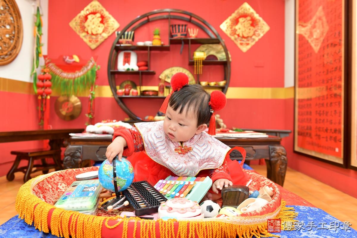 傳家手工印章桃園店、抓周、度晬、中國風會場、抓周道具物品、抓周證書、滿周歲、小霏寶寶、桃園市、拍照、生日快樂 傳家手工印章桃園店、抓周、度晬、中國風會場、抓周道具物品、抓周證書、滿周歲、小霏寶寶、桃園市、拍照、生日快樂