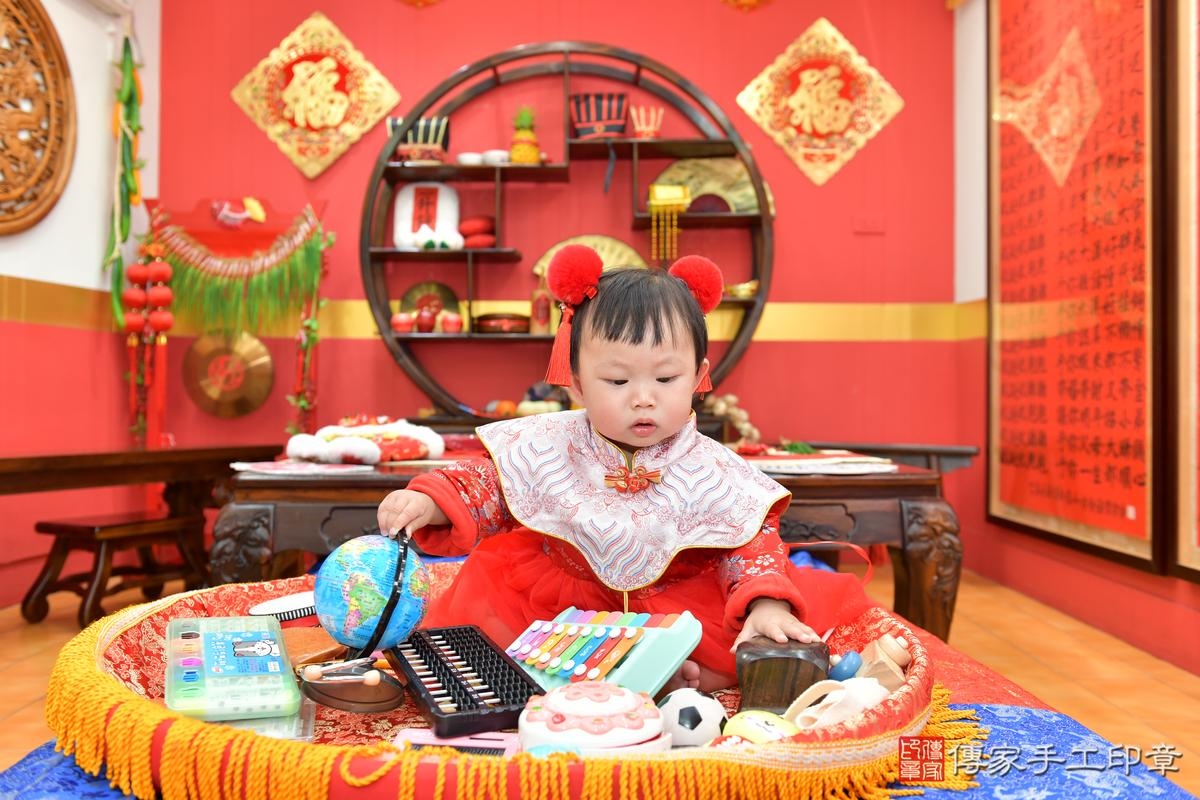傳家手工印章桃園店、抓周、度晬、中國風會場、抓周道具物品、抓周證書、滿周歲、小霏寶寶、桃園市、拍照、生日快樂 傳家手工印章桃園店、抓周、度晬、中國風會場、抓周道具物品、抓周證書、滿周歲、小霏寶寶、桃園市、拍照、生日快樂