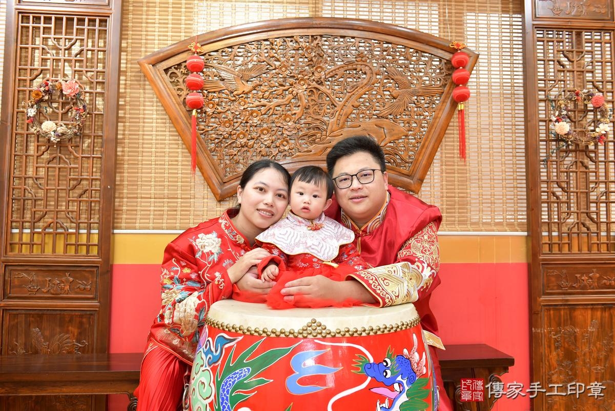 傳家手工印章桃園店、抓周、度晬、中國風會場、抓周道具物品、抓周證書、滿周歲、小霏寶寶、桃園市、拍照、生日快樂 傳家手工印章桃園店、抓周、度晬、中國風會場、抓周道具物品、抓周證書、滿周歲、小霏寶寶、桃園市、拍照、生日快樂