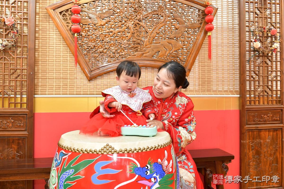 傳家手工印章桃園店、抓周、度晬、中國風會場、抓周道具物品、抓周證書、滿周歲、小霏寶寶、桃園市、拍照、生日快樂 傳家手工印章桃園店、抓周、度晬、中國風會場、抓周道具物品、抓周證書、滿周歲、小霏寶寶、桃園市、拍照、生日快樂