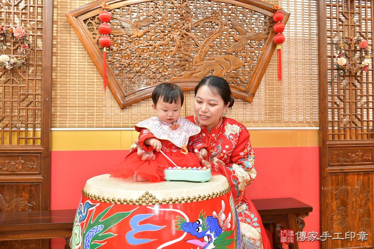 傳家手工印章桃園店、抓周、度晬、中國風會場、抓周道具物品、抓周證書、滿周歲、小霏寶寶、桃園市、拍照、生日快樂 傳家手工印章桃園店、抓周、度晬、中國風會場、抓周道具物品、抓周證書、滿周歲、小霏寶寶、桃園市、拍照、生日快樂