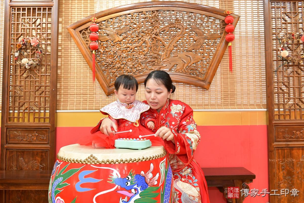傳家手工印章桃園店、抓周、度晬、中國風會場、抓周道具物品、抓周證書、滿周歲、小霏寶寶、桃園市、拍照、生日快樂 傳家手工印章桃園店、抓周、度晬、中國風會場、抓周道具物品、抓周證書、滿周歲、小霏寶寶、桃園市、拍照、生日快樂
