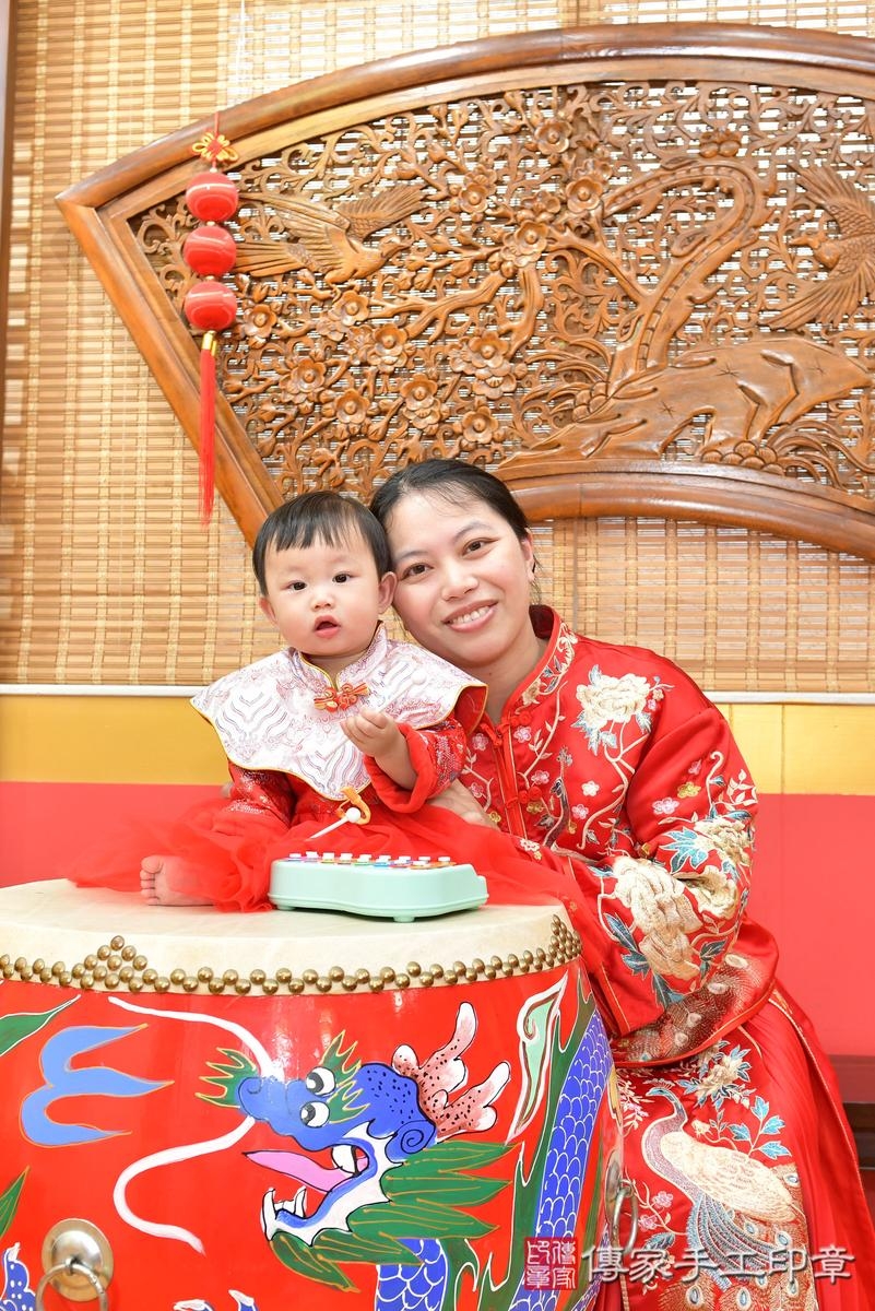 傳家手工印章桃園店、抓周、度晬、中國風會場、抓周道具物品、抓周證書、滿周歲、小霏寶寶、桃園市、拍照、生日快樂 傳家手工印章桃園店、抓周、度晬、中國風會場、抓周道具物品、抓周證書、滿周歲、小霏寶寶、桃園市、拍照、生日快樂