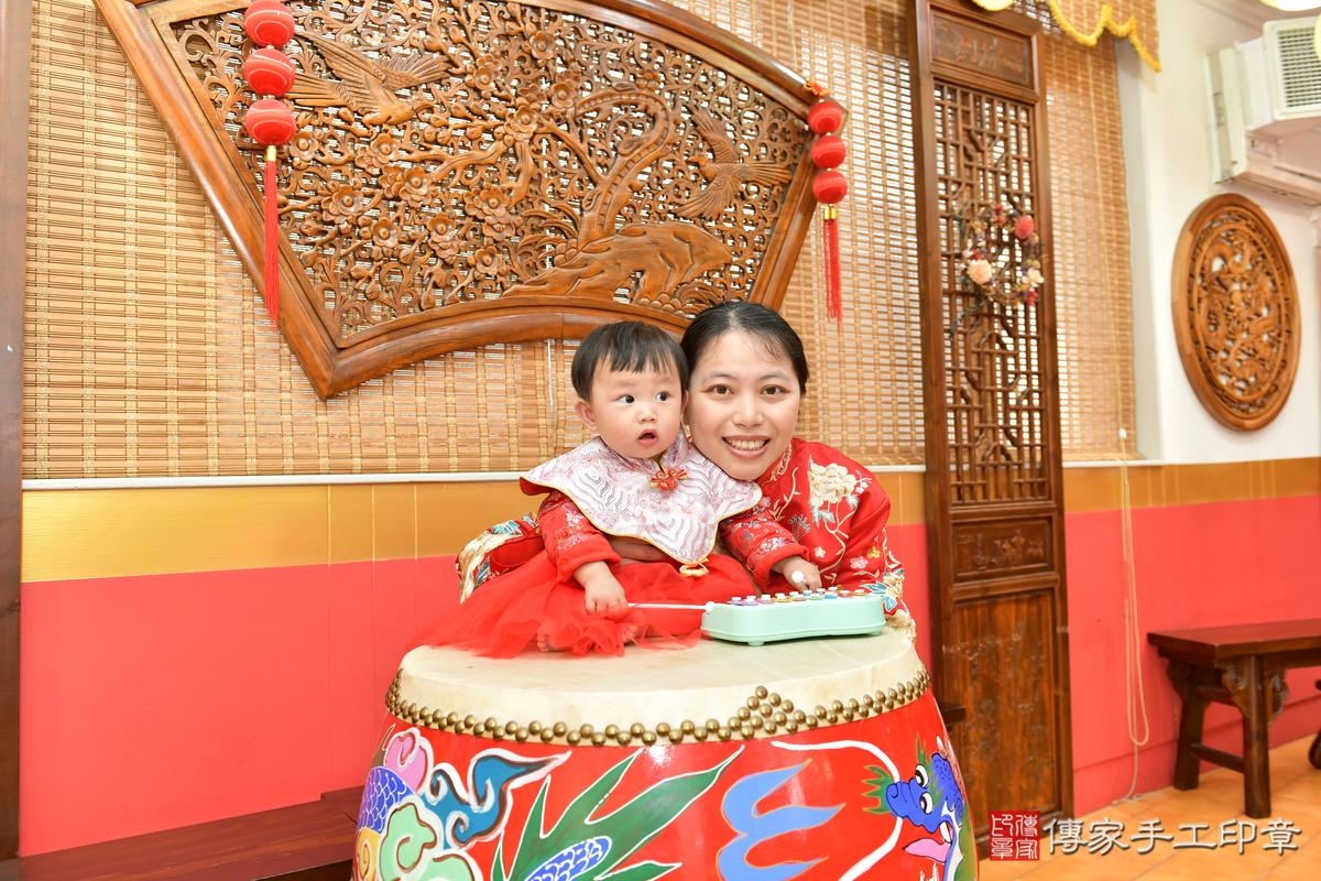 傳家手工印章桃園店、抓周、度晬、中國風會場、抓周道具物品、抓周證書、滿周歲、小霏寶寶、桃園市、拍照、生日快樂 傳家手工印章桃園店、抓周、度晬、中國風會場、抓周道具物品、抓周證書、滿周歲、小霏寶寶、桃園市、拍照、生日快樂