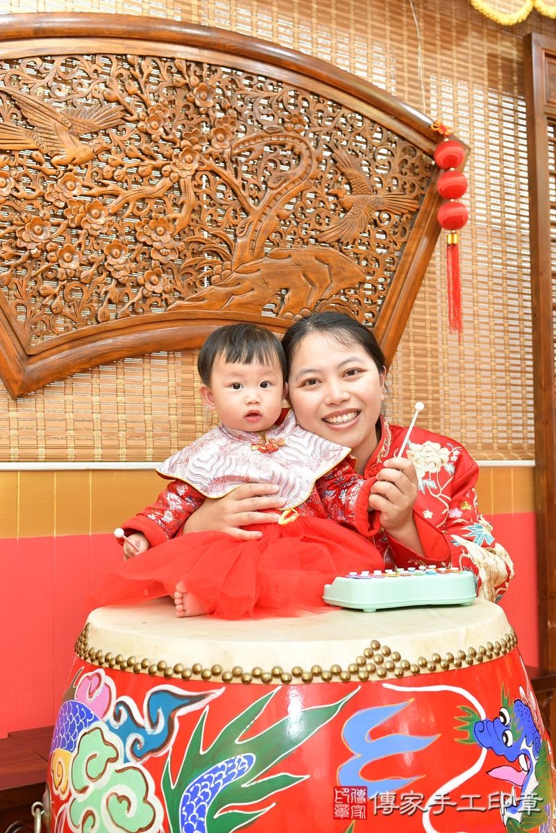 傳家手工印章桃園店、抓周、度晬、中國風會場、抓周道具物品、抓周證書、滿周歲、小霏寶寶、桃園市、拍照、生日快樂 傳家手工印章桃園店、抓周、度晬、中國風會場、抓周道具物品、抓周證書、滿周歲、小霏寶寶、桃園市、拍照、生日快樂