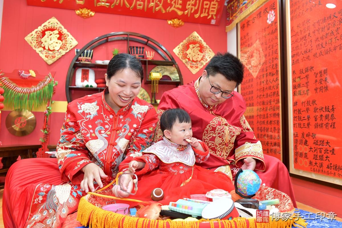 傳家手工印章桃園店、抓周、度晬、中國風會場、抓周道具物品、抓周證書、滿周歲、小霏寶寶、桃園市、拍照、生日快樂 傳家手工印章桃園店、抓周、度晬、中國風會場、抓周道具物品、抓周證書、滿周歲、小霏寶寶、桃園市、拍照、生日快樂
