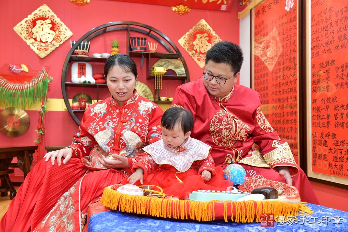 傳家手工印章桃園店、抓周、度晬、中國風會場、抓周道具物品、抓周證書、滿周歲、小霏寶寶、桃園市、拍照、生日快樂 傳家手工印章桃園店、抓周、度晬、中國風會場、抓周道具物品、抓周證書、滿周歲、小霏寶寶、桃園市、拍照、生日快樂