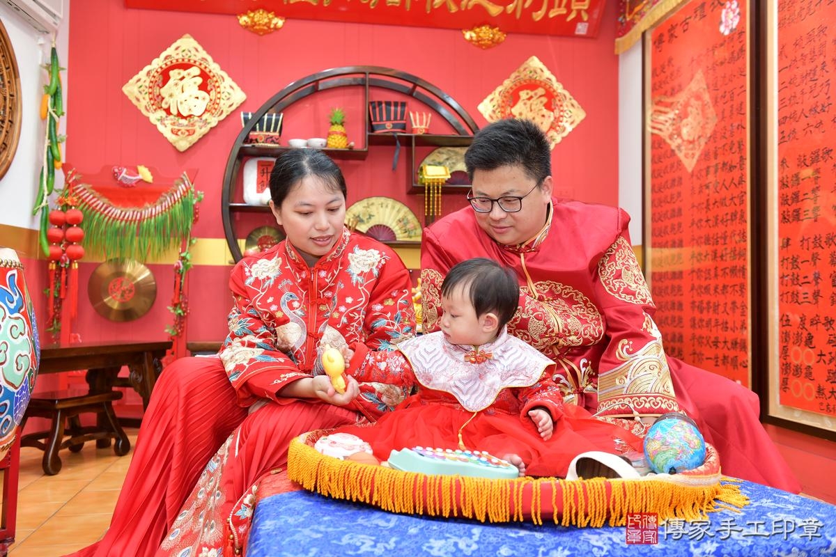 傳家手工印章桃園店、抓周、度晬、中國風會場、抓周道具物品、抓周證書、滿周歲、小霏寶寶、桃園市、拍照、生日快樂 傳家手工印章桃園店、抓周、度晬、中國風會場、抓周道具物品、抓周證書、滿周歲、小霏寶寶、桃園市、拍照、生日快樂