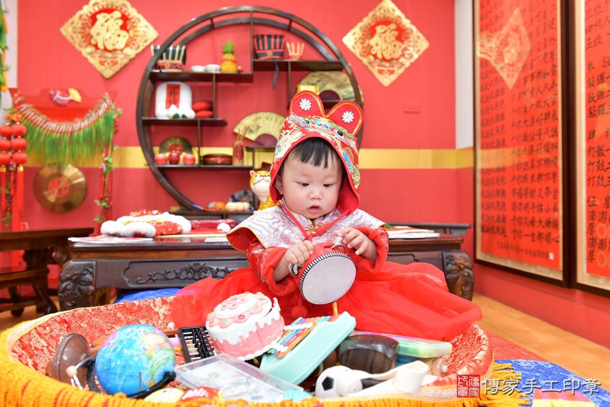 傳家手工印章桃園店、抓周、度晬、中國風會場、抓周道具物品、抓周證書、滿周歲、小霏寶寶、桃園市、拍照、生日快樂 傳家手工印章桃園店、抓周、度晬、中國風會場、抓周道具物品、抓周證書、滿周歲、小霏寶寶、桃園市、拍照、生日快樂