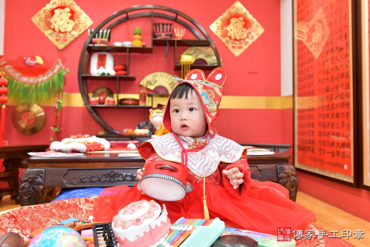 傳家手工印章桃園店、抓周、度晬、中國風會場、抓周道具物品、抓周證書、滿周歲、小霏寶寶、桃園市、拍照、生日快樂 傳家手工印章桃園店、抓周、度晬、中國風會場、抓周道具物品、抓周證書、滿周歲、小霏寶寶、桃園市、拍照、生日快樂