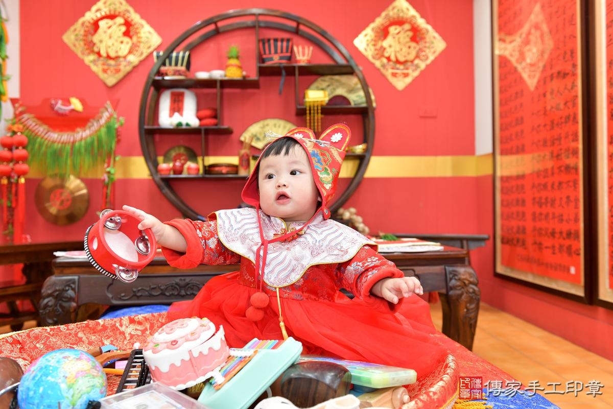 傳家手工印章桃園店、抓周、度晬、中國風會場、抓周道具物品、抓周證書、滿周歲、小霏寶寶、桃園市、拍照、生日快樂 傳家手工印章桃園店、抓周、度晬、中國風會場、抓周道具物品、抓周證書、滿周歲、小霏寶寶、桃園市、拍照、生日快樂