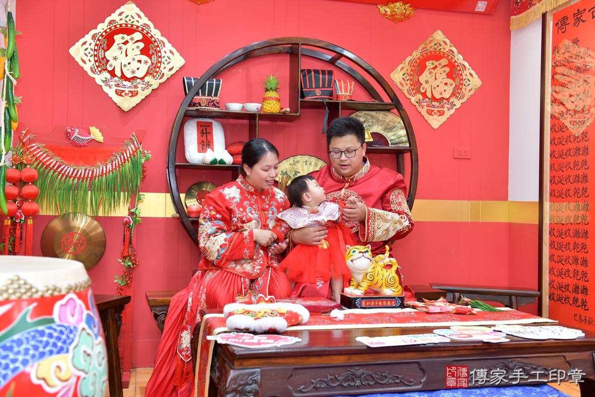 傳家手工印章桃園店、抓周、度晬、中國風會場、抓周道具物品、抓周證書、滿周歲、小霏寶寶、桃園市、拍照、生日快樂 傳家手工印章桃園店、抓周、度晬、中國風會場、抓周道具物品、抓周證書、滿周歲、小霏寶寶、桃園市、拍照、生日快樂