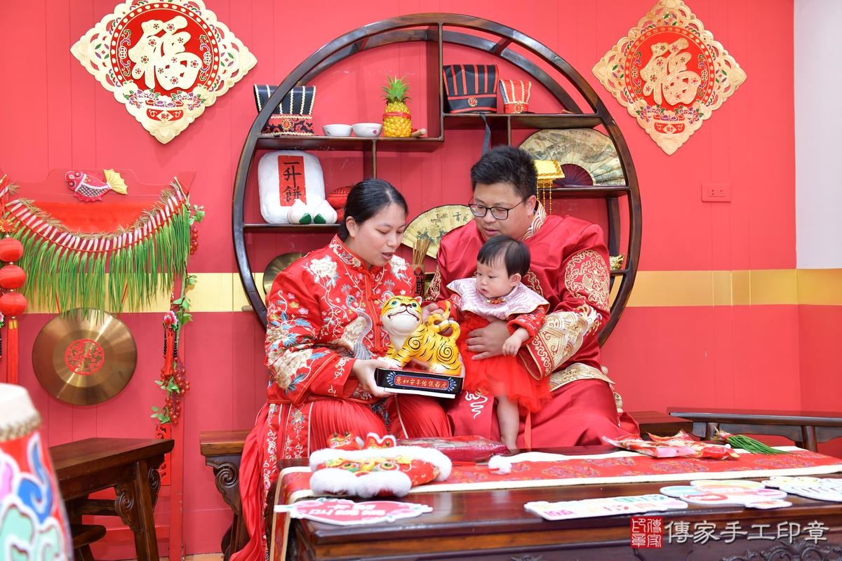 傳家手工印章桃園店、抓周、度晬、中國風會場、抓周道具物品、抓周證書、滿周歲、小霏寶寶、桃園市、拍照、生日快樂 傳家手工印章桃園店、抓周、度晬、中國風會場、抓周道具物品、抓周證書、滿周歲、小霏寶寶、桃園市、拍照、生日快樂