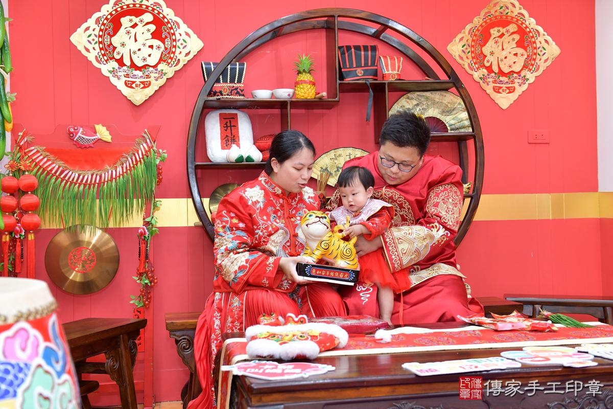 傳家手工印章桃園店、抓周、度晬、中國風會場、抓周道具物品、抓周證書、滿周歲、小霏寶寶、桃園市、拍照、生日快樂 傳家手工印章桃園店、抓周、度晬、中國風會場、抓周道具物品、抓周證書、滿周歲、小霏寶寶、桃園市、拍照、生日快樂