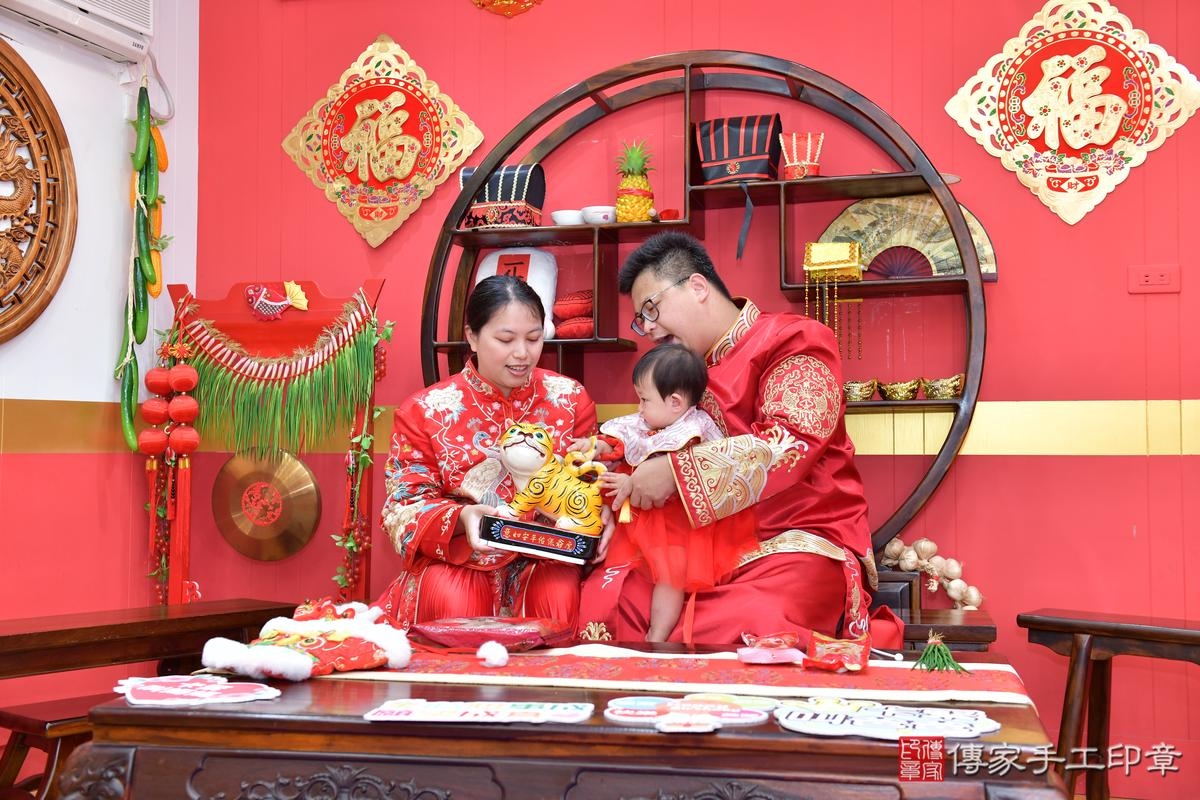 傳家手工印章桃園店、抓周、度晬、中國風會場、抓周道具物品、抓周證書、滿周歲、小霏寶寶、桃園市、拍照、生日快樂 傳家手工印章桃園店、抓周、度晬、中國風會場、抓周道具物品、抓周證書、滿周歲、小霏寶寶、桃園市、拍照、生日快樂