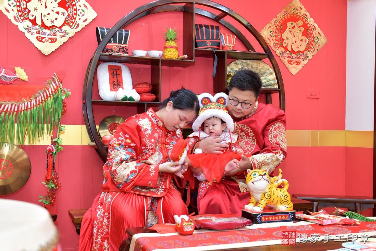 傳家手工印章桃園店、抓周、度晬、中國風會場、抓周道具物品、抓周證書、滿周歲、小霏寶寶、桃園市、拍照、生日快樂 傳家手工印章桃園店、抓周、度晬、中國風會場、抓周道具物品、抓周證書、滿周歲、小霏寶寶、桃園市、拍照、生日快樂