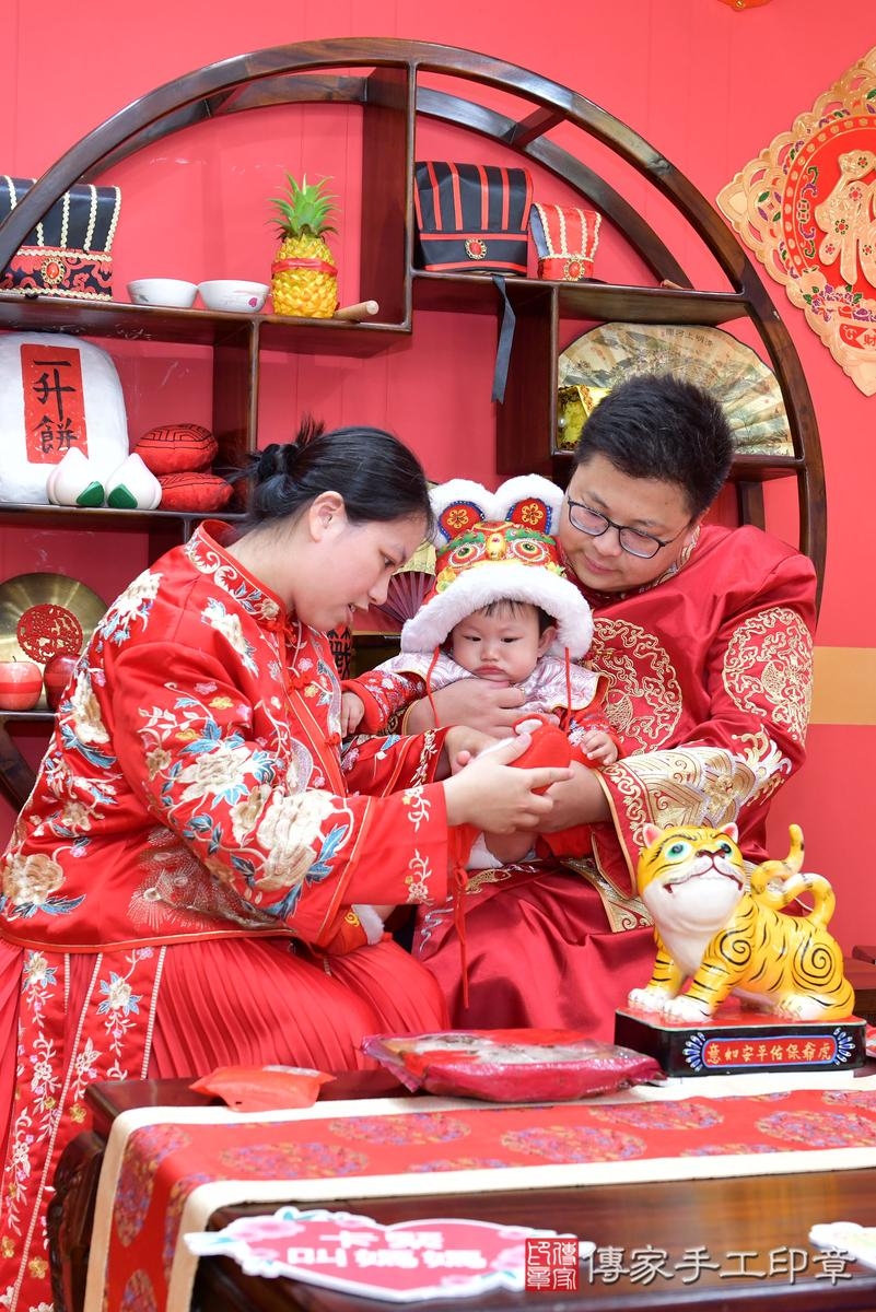 傳家手工印章桃園店、抓周、度晬、中國風會場、抓周道具物品、抓周證書、滿周歲、小霏寶寶、桃園市、拍照、生日快樂 傳家手工印章桃園店、抓周、度晬、中國風會場、抓周道具物品、抓周證書、滿周歲、小霏寶寶、桃園市、拍照、生日快樂
