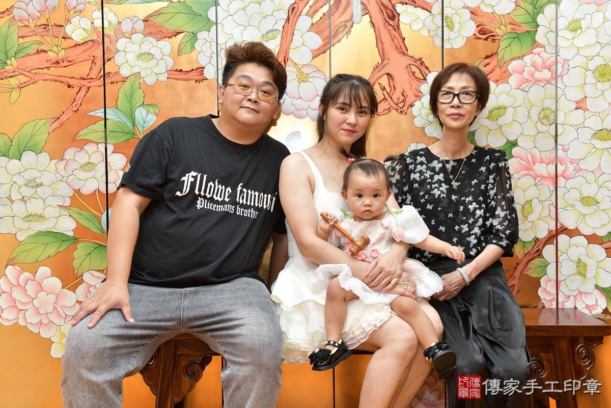 傳家手工印章桃園店、抓周、度晬、中國風會場、抓周道具物品、抓周證書、滿周歲、沂沂寶寶、桃園市、拍照、生日快樂 傳家手工印章桃園店、抓周、度晬、中國風會場、抓周道具物品、抓周證書、滿周歲、沂沂寶寶、桃園市、拍照、生日快樂