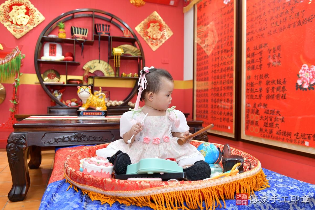 傳家手工印章桃園店、抓周、度晬、中國風會場、抓周道具物品、抓周證書、滿周歲、沂沂寶寶、桃園市、拍照、生日快樂 傳家手工印章桃園店、抓周、度晬、中國風會場、抓周道具物品、抓周證書、滿周歲、沂沂寶寶、桃園市、拍照、生日快樂