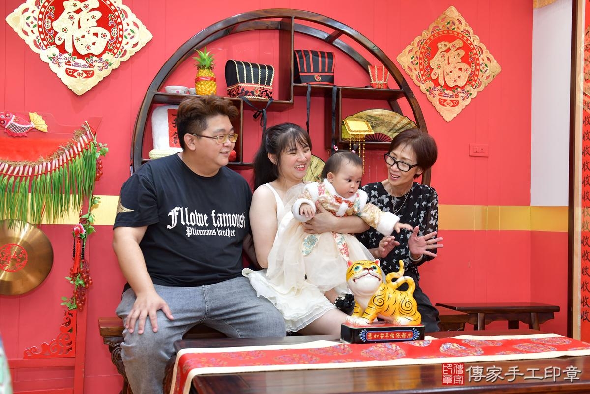 傳家手工印章桃園店、抓周、度晬、中國風會場、抓周道具物品、抓周證書、滿周歲、沂沂寶寶、桃園市、拍照、生日快樂 傳家手工印章桃園店、抓周、度晬、中國風會場、抓周道具物品、抓周證書、滿周歲、沂沂寶寶、桃園市、拍照、生日快樂