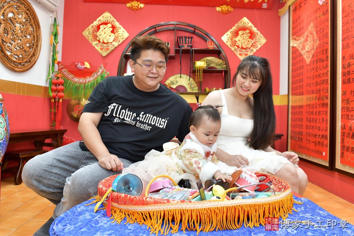 傳家手工印章桃園店、抓周、度晬、中國風會場、抓周道具物品、抓周證書、滿周歲、沂沂寶寶、桃園市、拍照、生日快樂 傳家手工印章桃園店、抓周、度晬、中國風會場、抓周道具物品、抓周證書、滿周歲、沂沂寶寶、桃園市、拍照、生日快樂