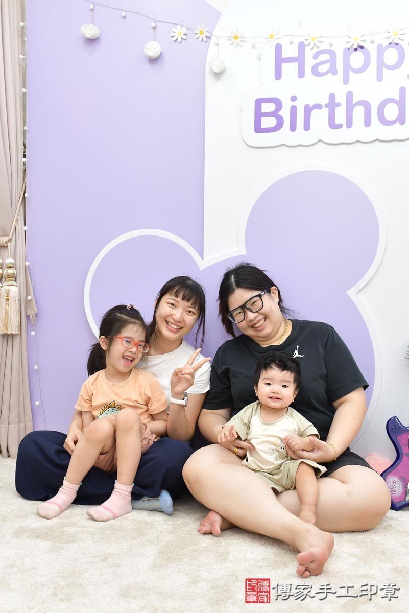傳家手工印章桃園店、美式抓周、抓周道具、未來職業、滿周歲、宸宸寶寶、桃園市、拍照、生日快樂 傳家手工印章桃園店、美式抓周、抓周道具、未來職業、滿周歲、宸宸寶寶、桃園市、拍照、生日快樂