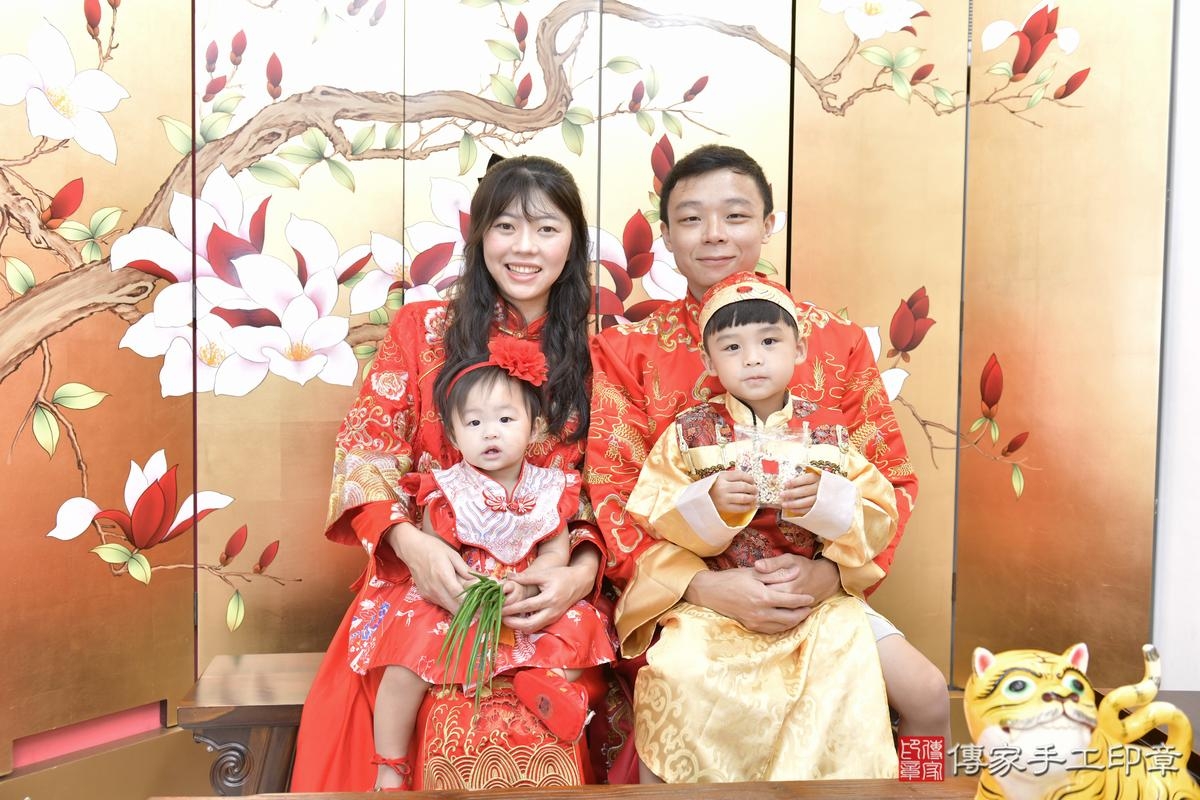 傳家手工印章新竹店、抓周、度晬、中國風會場、抓周道具物品、抓周證書、滿周歲、潼潼寶寶、新竹市、拍照、生日快樂 傳家手工印章新竹店、抓周、度晬、中國風會場、抓周道具物品、抓周證書、滿周歲、潼潼寶寶、新竹市、拍照、生日快樂