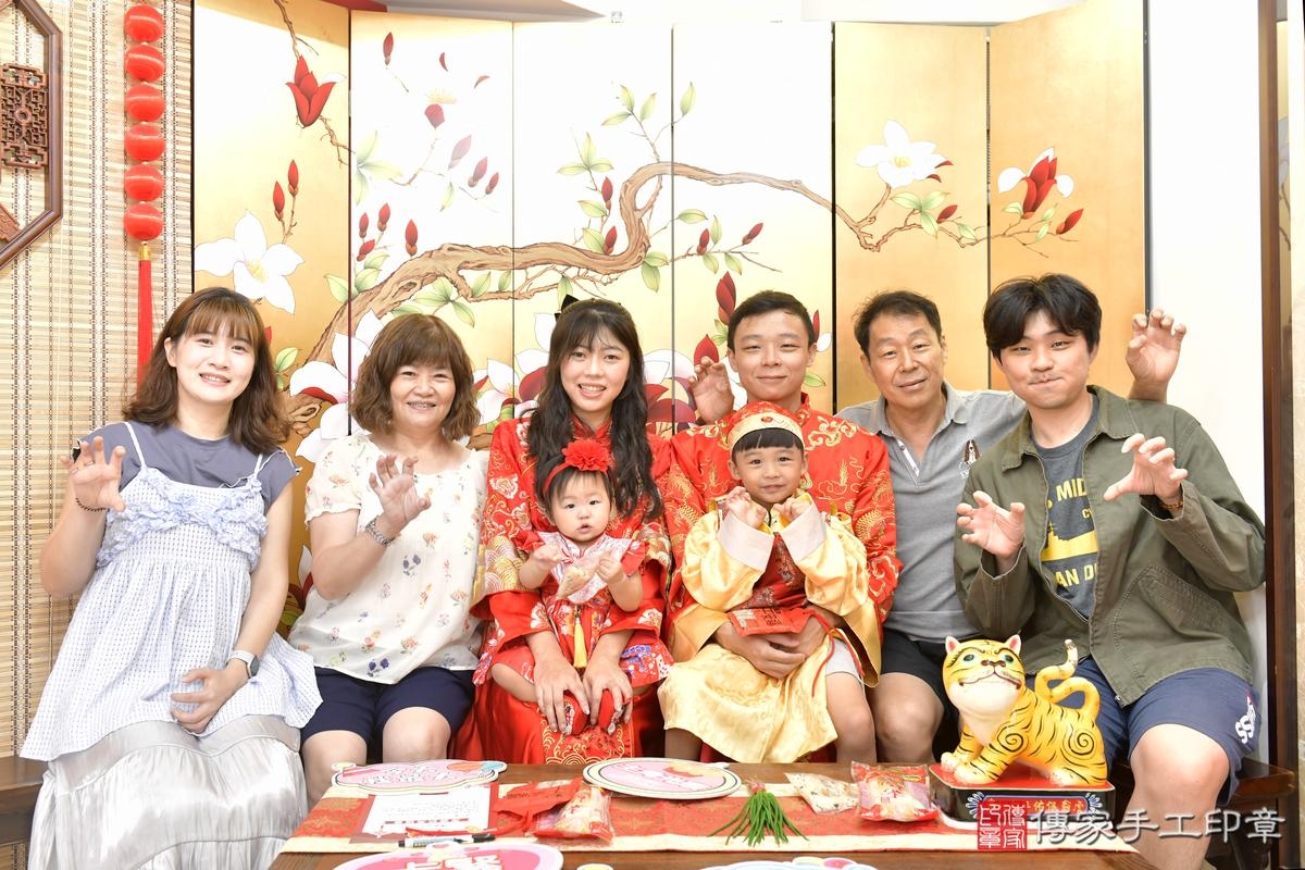 傳家手工印章新竹店、抓周、度晬、中國風會場、抓周道具物品、抓周證書、滿周歲、潼潼寶寶、新竹市、拍照、生日快樂 傳家手工印章新竹店、抓周、度晬、中國風會場、抓周道具物品、抓周證書、滿周歲、潼潼寶寶、新竹市、拍照、生日快樂