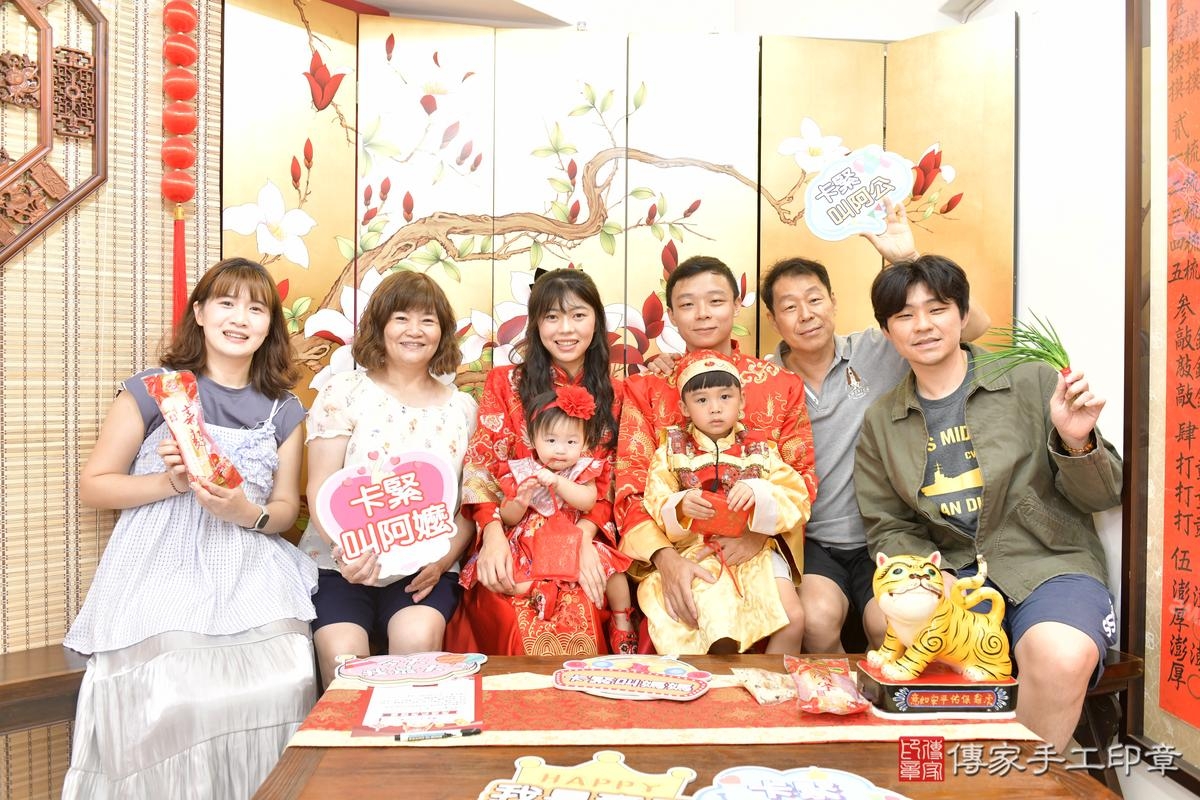 傳家手工印章新竹店、抓周、度晬、中國風會場、抓周道具物品、抓周證書、滿周歲、潼潼寶寶、新竹市、拍照、生日快樂 傳家手工印章新竹店、抓周、度晬、中國風會場、抓周道具物品、抓周證書、滿周歲、潼潼寶寶、新竹市、拍照、生日快樂