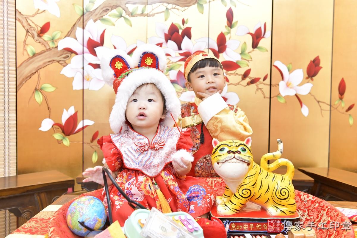 傳家手工印章新竹店、抓周、度晬、中國風會場、抓周道具物品、抓周證書、滿周歲、潼潼寶寶、新竹市、拍照、生日快樂 傳家手工印章新竹店、抓周、度晬、中國風會場、抓周道具物品、抓周證書、滿周歲、潼潼寶寶、新竹市、拍照、生日快樂