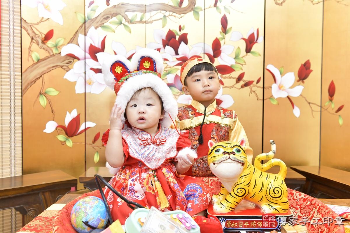 傳家手工印章新竹店、抓周、度晬、中國風會場、抓周道具物品、抓周證書、滿周歲、潼潼寶寶、新竹市、拍照、生日快樂 傳家手工印章新竹店、抓周、度晬、中國風會場、抓周道具物品、抓周證書、滿周歲、潼潼寶寶、新竹市、拍照、生日快樂