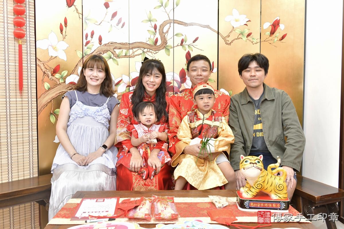 傳家手工印章新竹店、抓周、度晬、中國風會場、抓周道具物品、抓周證書、滿周歲、潼潼寶寶、新竹市、拍照、生日快樂 傳家手工印章新竹店、抓周、度晬、中國風會場、抓周道具物品、抓周證書、滿周歲、潼潼寶寶、新竹市、拍照、生日快樂