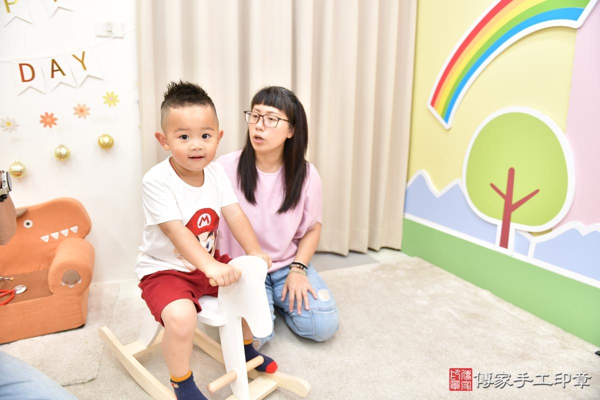傳家手工印章高雄店、抓周、度晬、中國風會場、抓周道具物品、抓周證書、滿周歲、軒軒寶寶、高雄市、拍照、生日快樂 傳家手工印章高雄店、抓周、度晬、中國風會場、抓周道具物品、抓周證書、滿周歲、軒軒寶寶、高雄市、拍照、生日快樂
