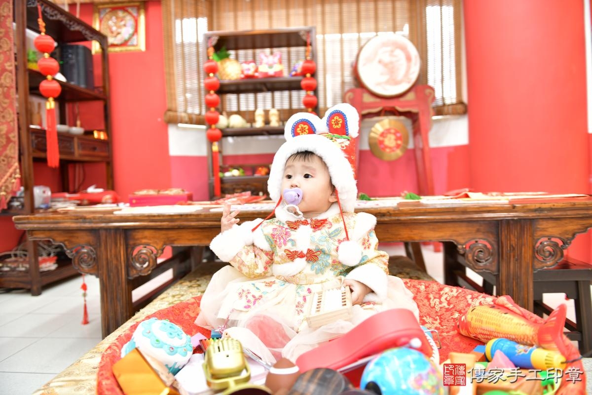 傳家手工印章高雄店、抓周、度晬、中國風會場、抓周道具物品、抓周證書、滿周歲、軒軒寶寶、高雄市、拍照、生日快樂 傳家手工印章高雄店、抓周、度晬、中國風會場、抓周道具物品、抓周證書、滿周歲、軒軒寶寶、高雄市、拍照、生日快樂