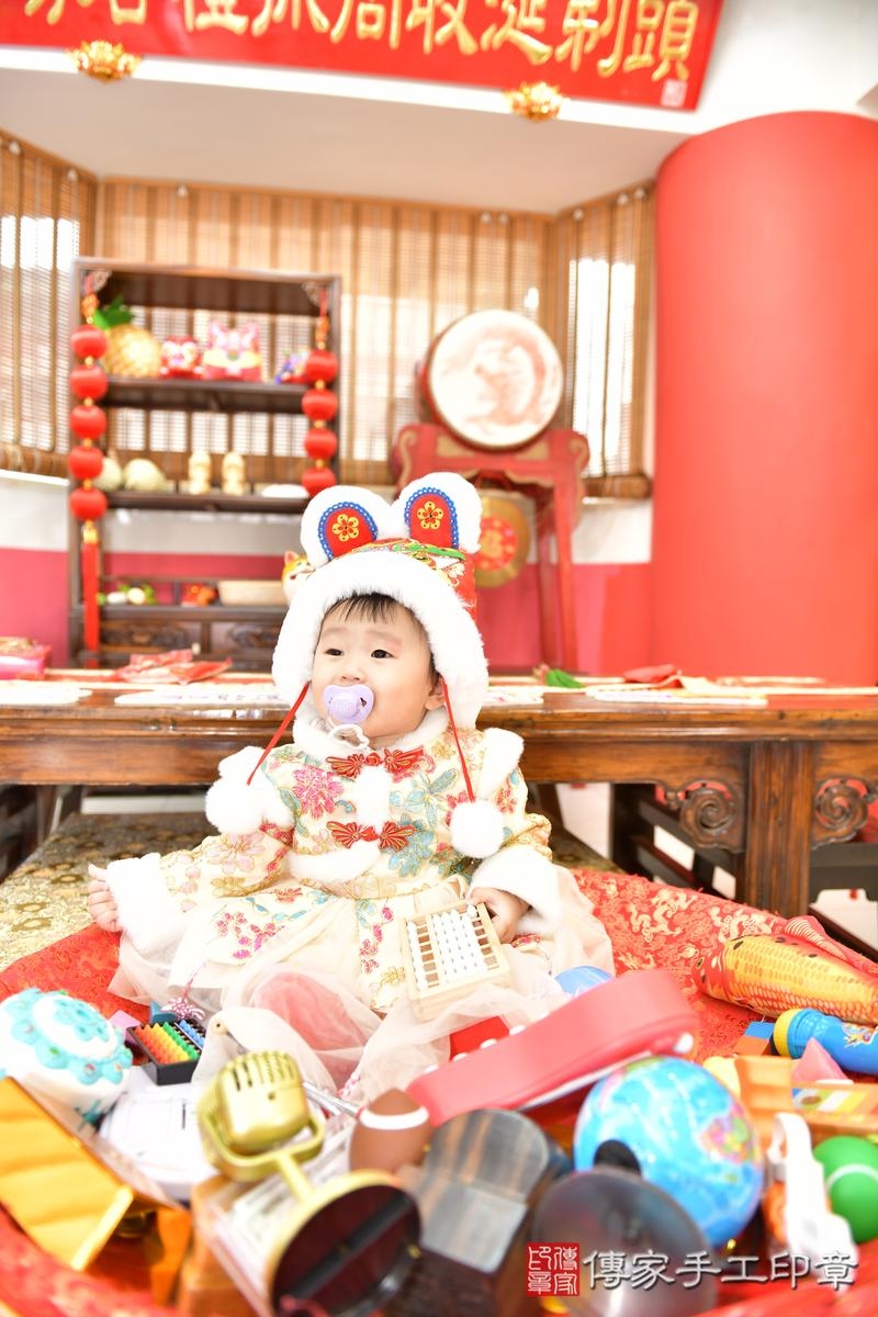傳家手工印章高雄店、抓周、度晬、中國風會場、抓周道具物品、抓周證書、滿周歲、軒軒寶寶、高雄市、拍照、生日快樂 傳家手工印章高雄店、抓周、度晬、中國風會場、抓周道具物品、抓周證書、滿周歲、軒軒寶寶、高雄市、拍照、生日快樂