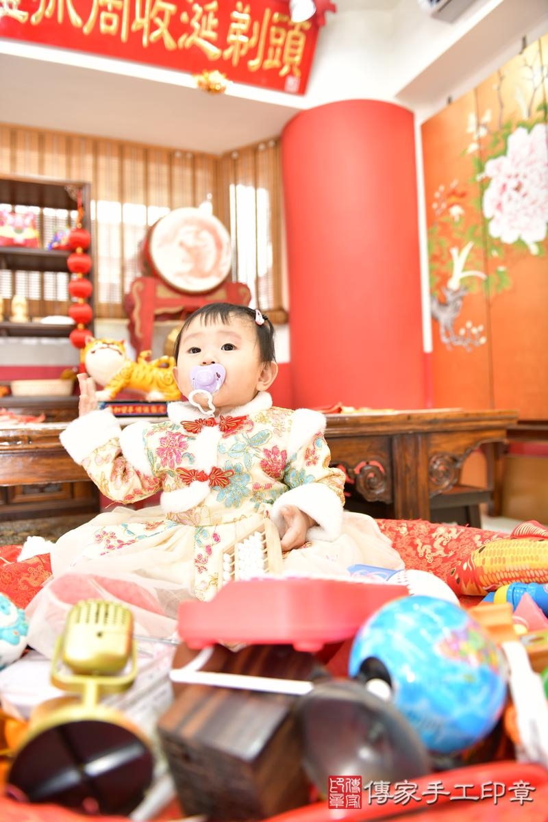 傳家手工印章高雄店、抓周、度晬、中國風會場、抓周道具物品、抓周證書、滿周歲、軒軒寶寶、高雄市、拍照、生日快樂 傳家手工印章高雄店、抓周、度晬、中國風會場、抓周道具物品、抓周證書、滿周歲、軒軒寶寶、高雄市、拍照、生日快樂