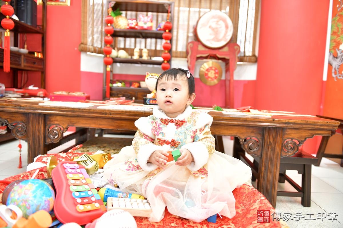 傳家手工印章高雄店、抓周、度晬、中國風會場、抓周道具物品、抓周證書、滿周歲、軒軒寶寶、高雄市、拍照、生日快樂 傳家手工印章高雄店、抓周、度晬、中國風會場、抓周道具物品、抓周證書、滿周歲、軒軒寶寶、高雄市、拍照、生日快樂