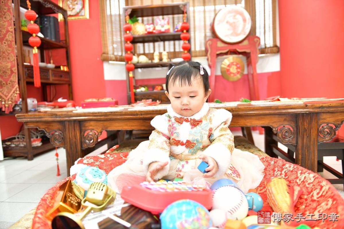 傳家手工印章高雄店、抓周、度晬、中國風會場、抓周道具物品、抓周證書、滿周歲、軒軒寶寶、高雄市、拍照、生日快樂 傳家手工印章高雄店、抓周、度晬、中國風會場、抓周道具物品、抓周證書、滿周歲、軒軒寶寶、高雄市、拍照、生日快樂