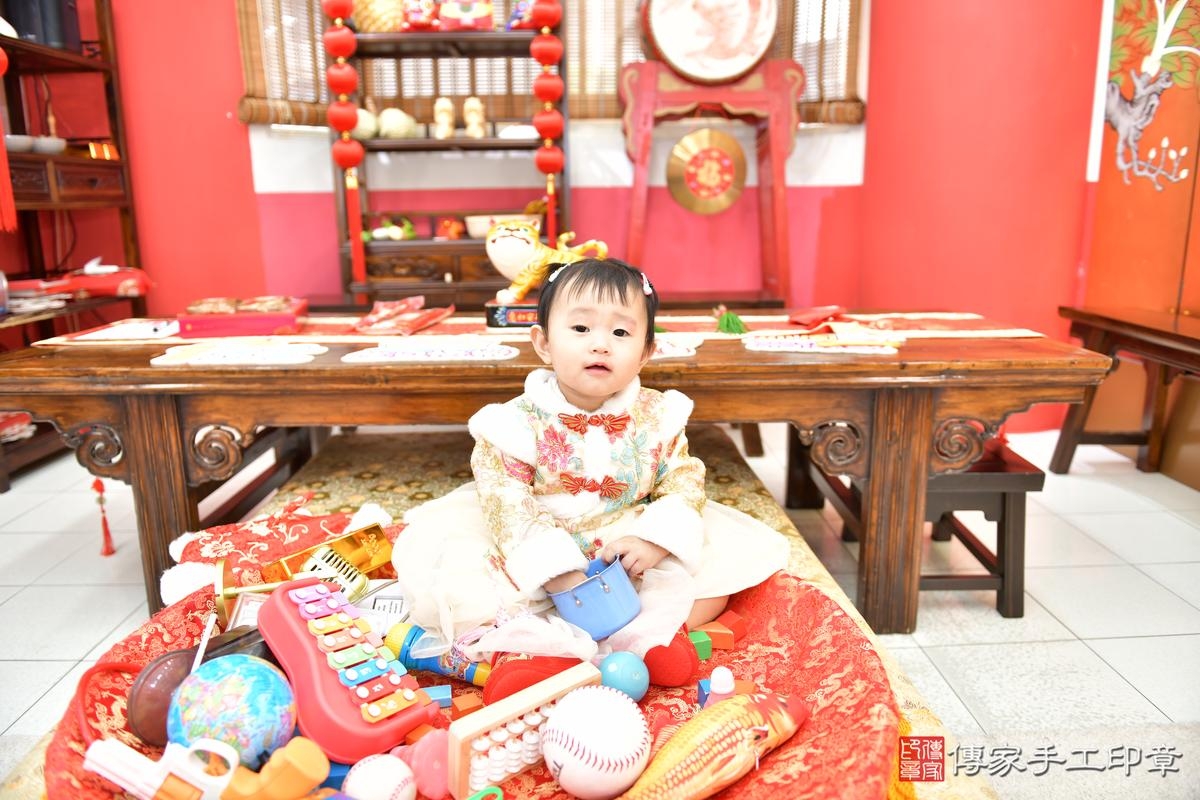 傳家手工印章高雄店、抓周、度晬、中國風會場、抓周道具物品、抓周證書、滿周歲、軒軒寶寶、高雄市、拍照、生日快樂 傳家手工印章高雄店、抓周、度晬、中國風會場、抓周道具物品、抓周證書、滿周歲、軒軒寶寶、高雄市、拍照、生日快樂