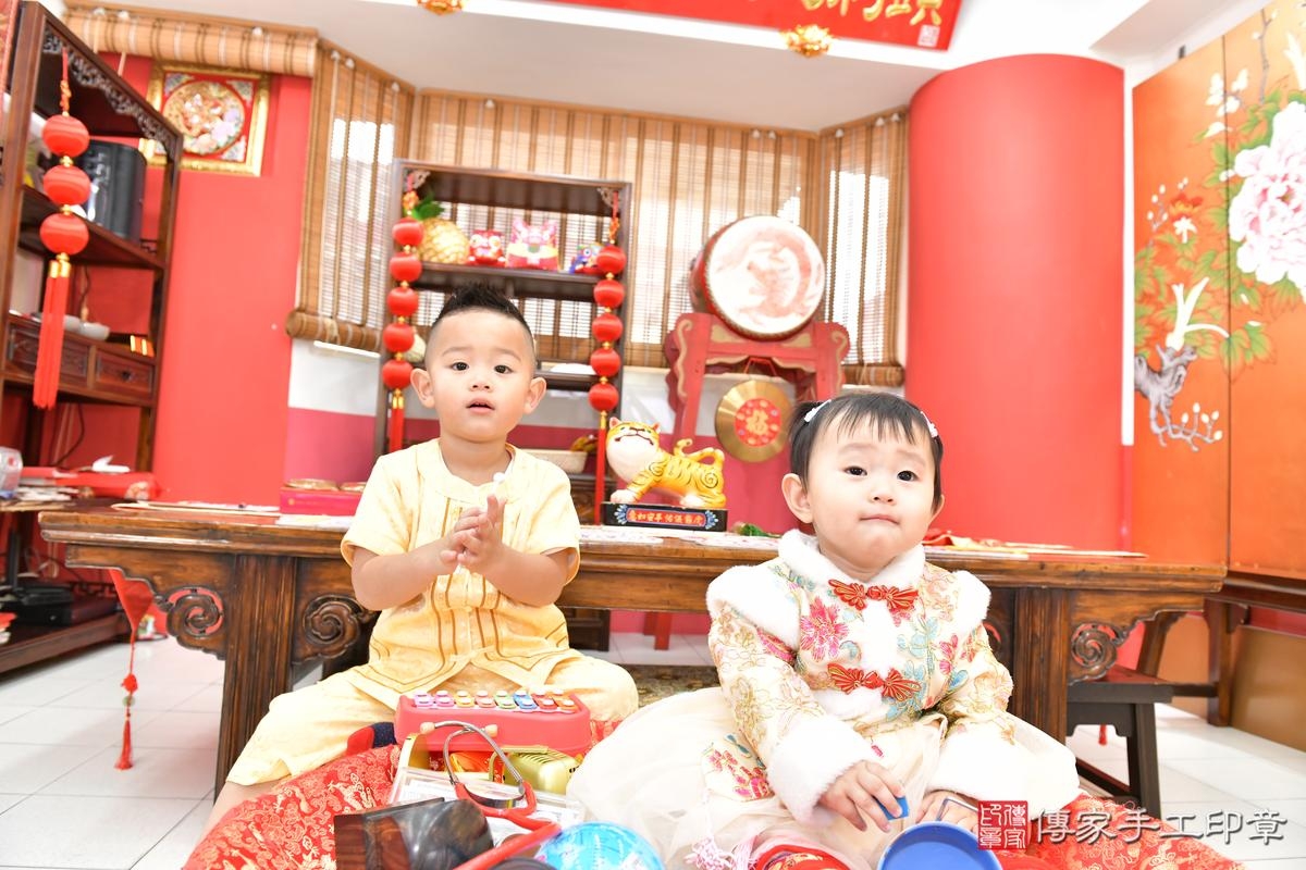 傳家手工印章高雄店、抓周、度晬、中國風會場、抓周道具物品、抓周證書、滿周歲、軒軒寶寶、高雄市、拍照、生日快樂 傳家手工印章高雄店、抓周、度晬、中國風會場、抓周道具物品、抓周證書、滿周歲、軒軒寶寶、高雄市、拍照、生日快樂